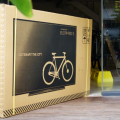 Bicicleta en una caja de TV