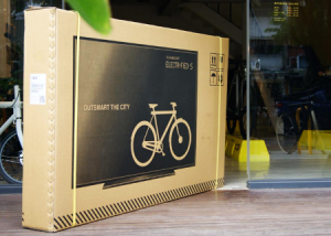 Bicicleta en una caja de TV