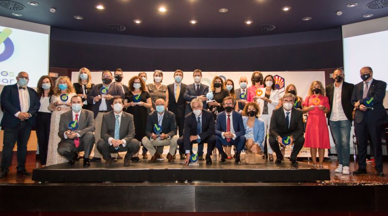 Foto de familia de los premiados.